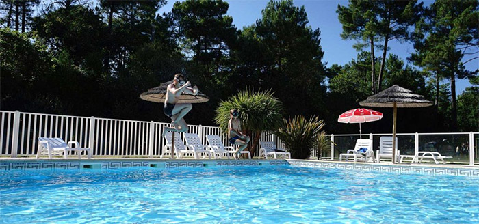 la piscine du camping nature en Gironde